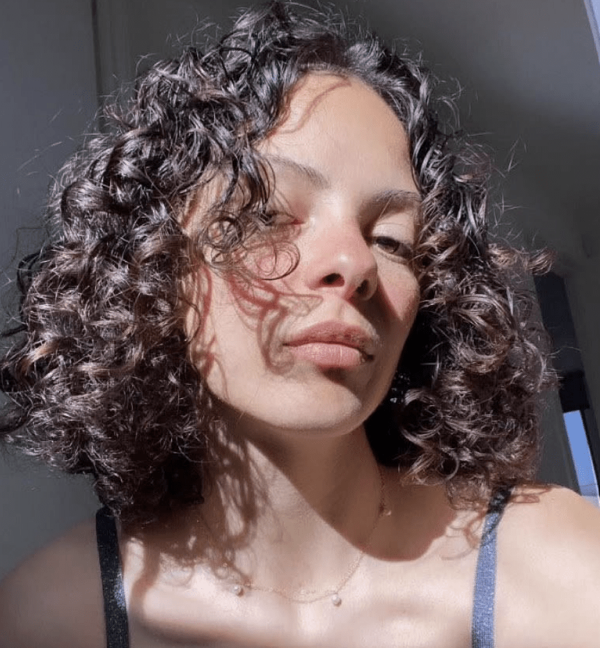 Corte baby bob con raya en medio.