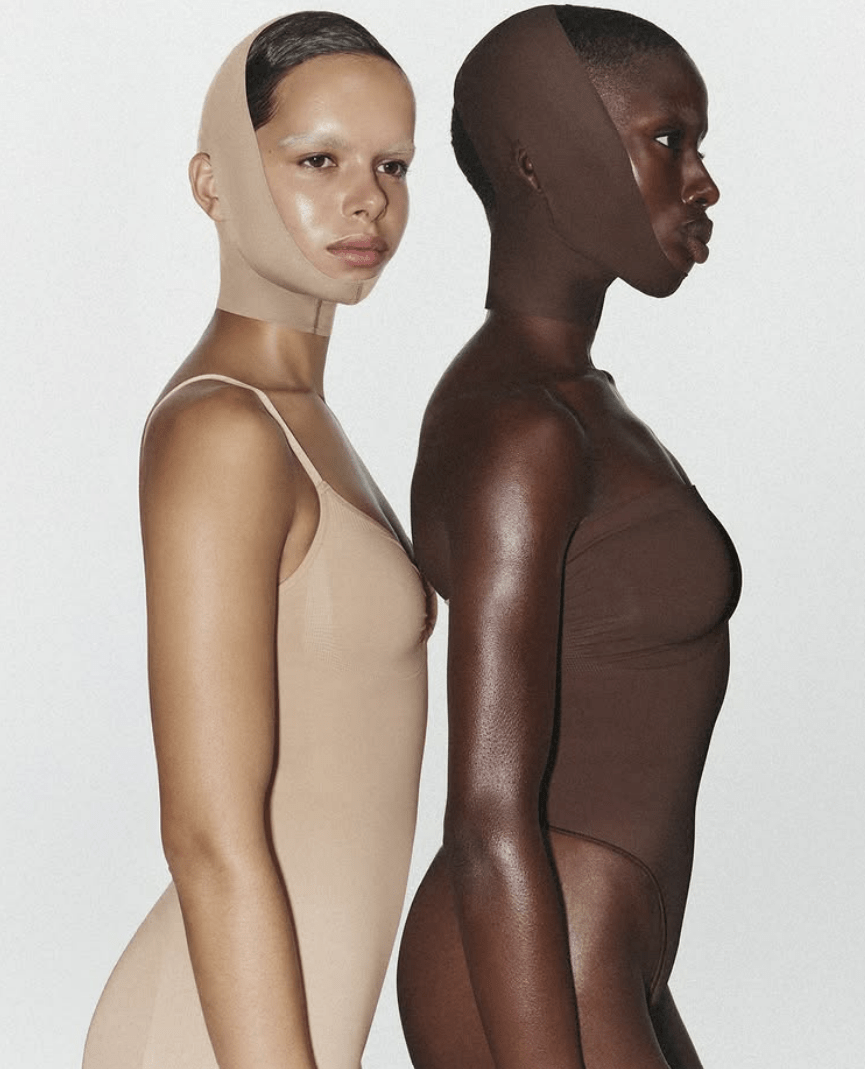 Dos modelos que llevan dos bandas de compresión facial.