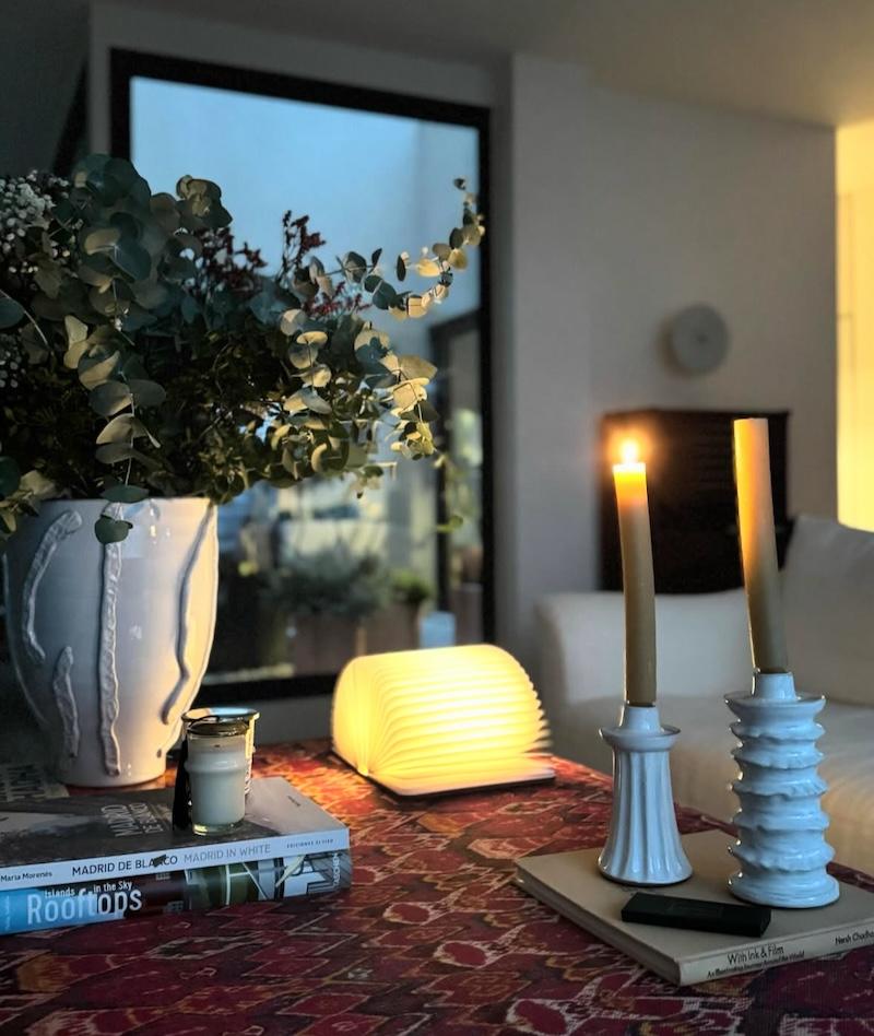 Mesa adornada con velas