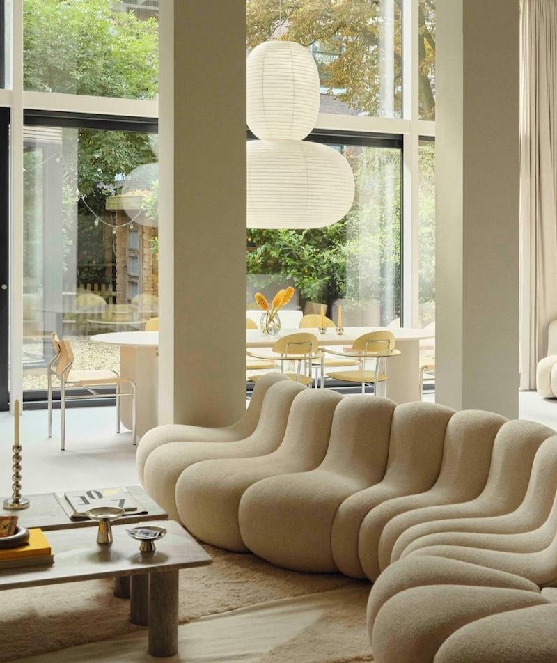 El sofá curvado es la última tendencia en decoración de hogar.