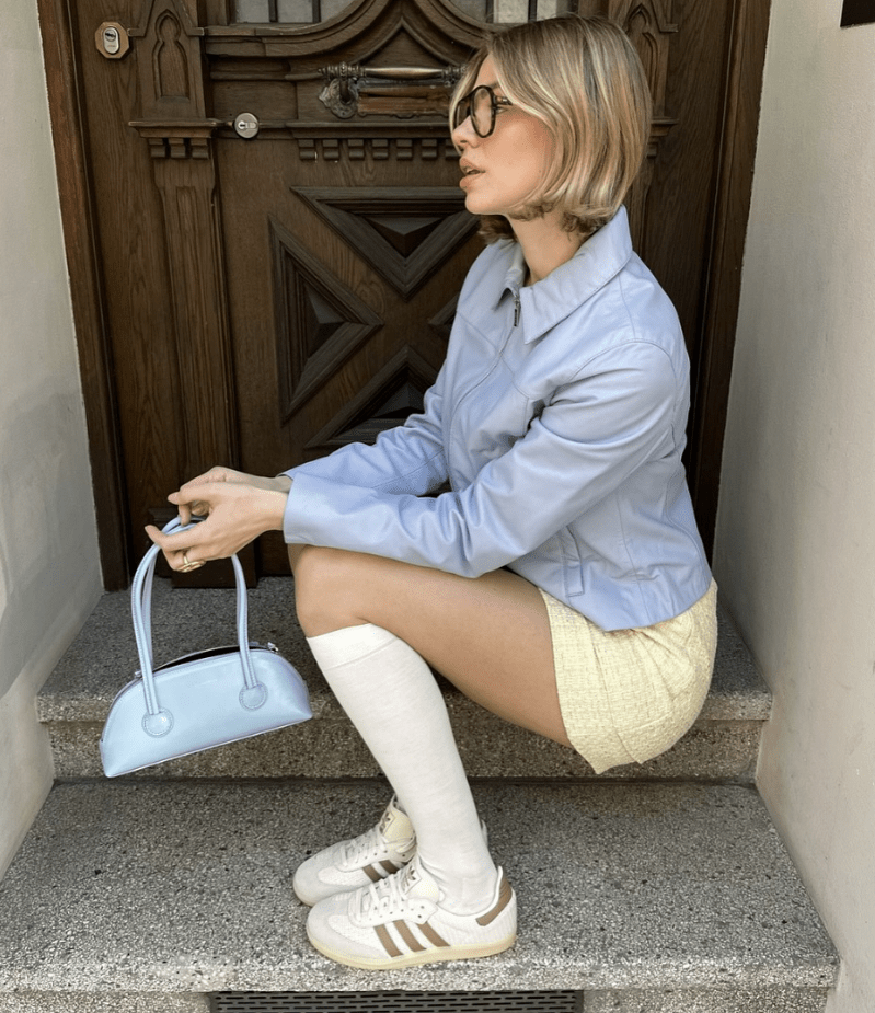 Post de influencer con sneakers de adidas con rayas en marrón.