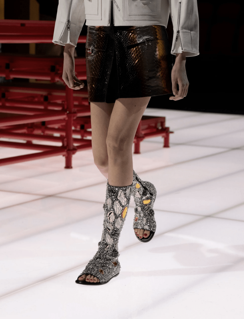 Falda con estampado de serpiente en la última colección resort de Louis Vuitton.