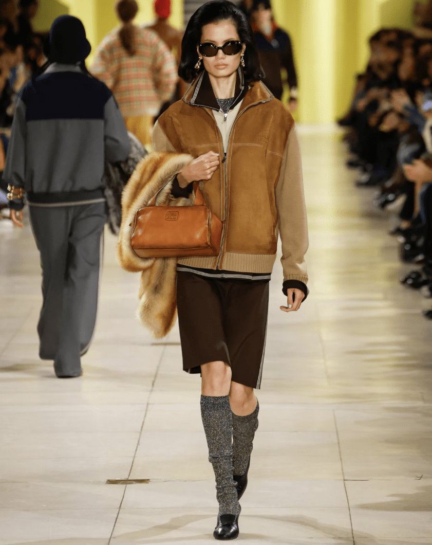 Modelo desfilando para Miu Miu con chaqueta de ante.