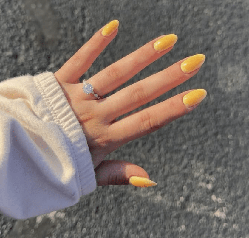 Manicura shelter en tonos amarillos
