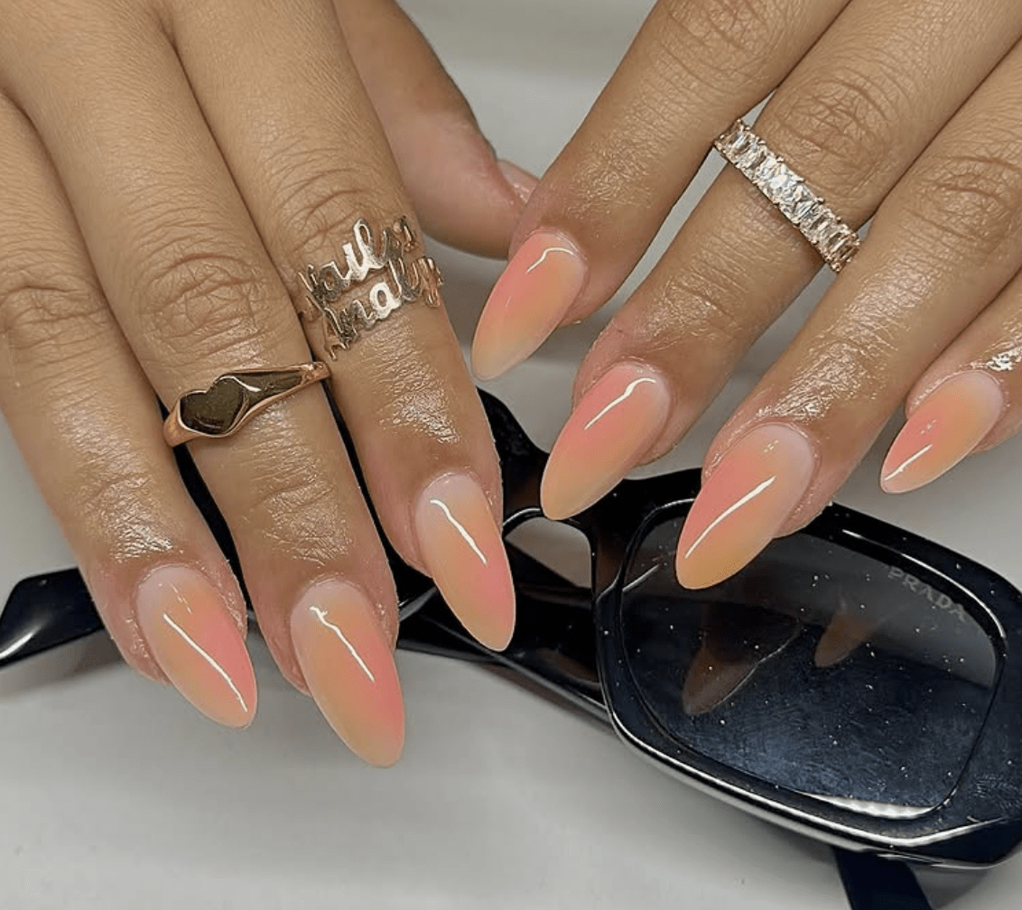 Uñas con diseño shelter en tonos nude, rosa y naranja pastel.