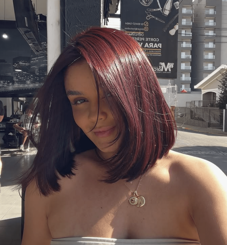 Chica con corte bob en color rojo apagado.