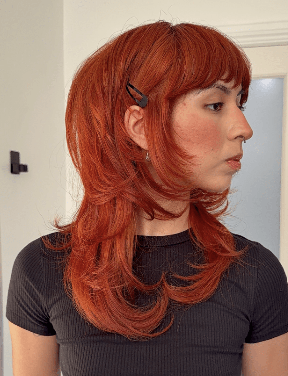 Chica con cabello pelirrojo que tira hacia naranja.