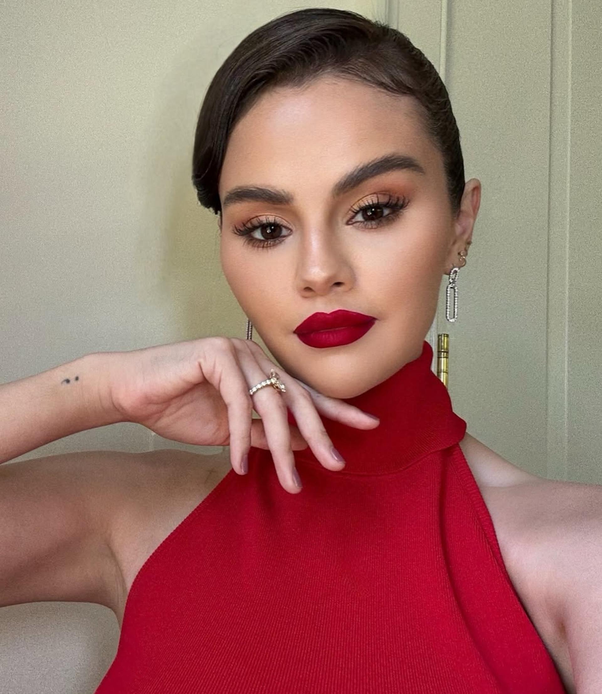Selena Gómez lleva las «pink mocha nails» en tendencia. Imagen: @jennanicoleofficial