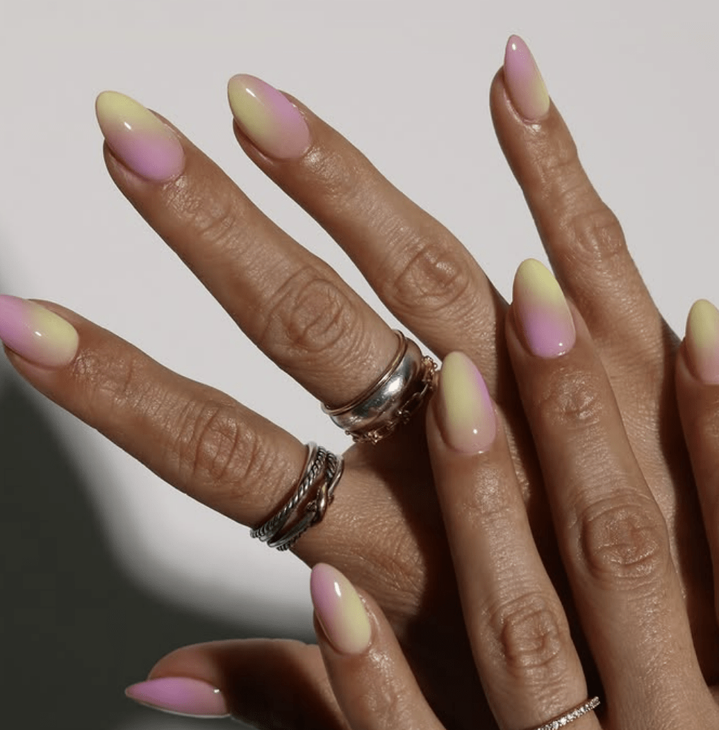 Uñas estilo sherbet nails.