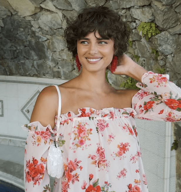 Taylor Hill luciendo corte baby bob con flequillo.