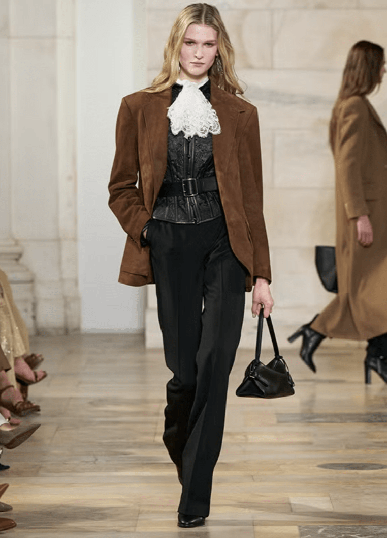 Modelo con chaqueta de ante de Ralph Lauren.