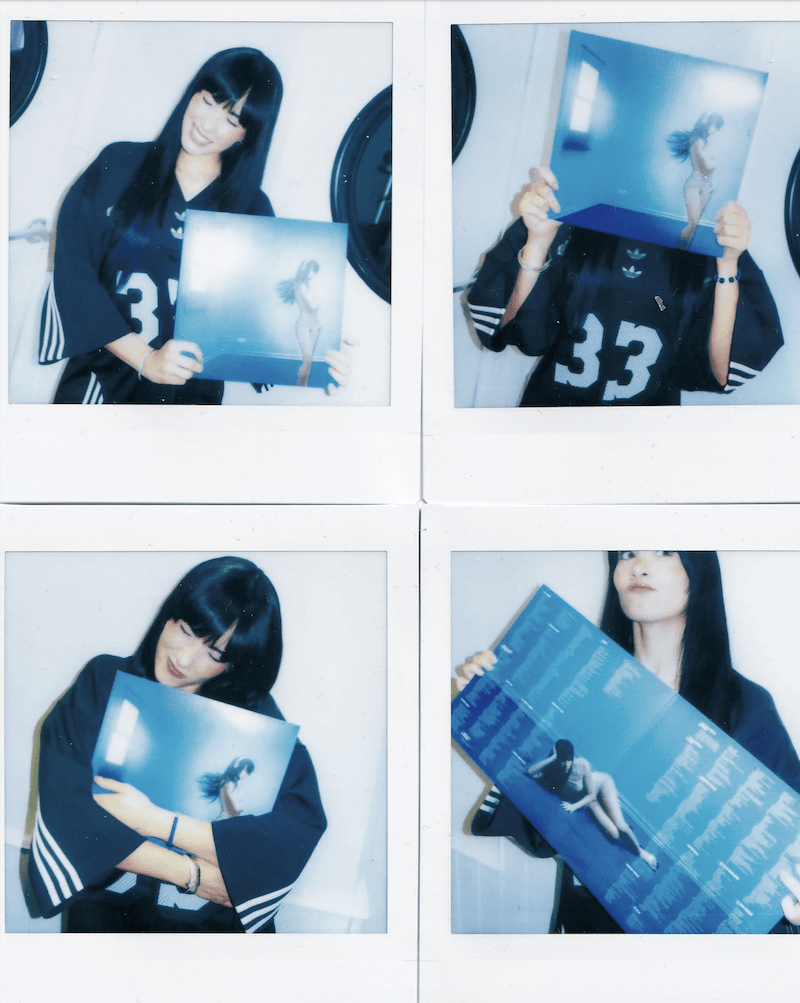 Aitana con el vinilo de «Cuarto Azul»