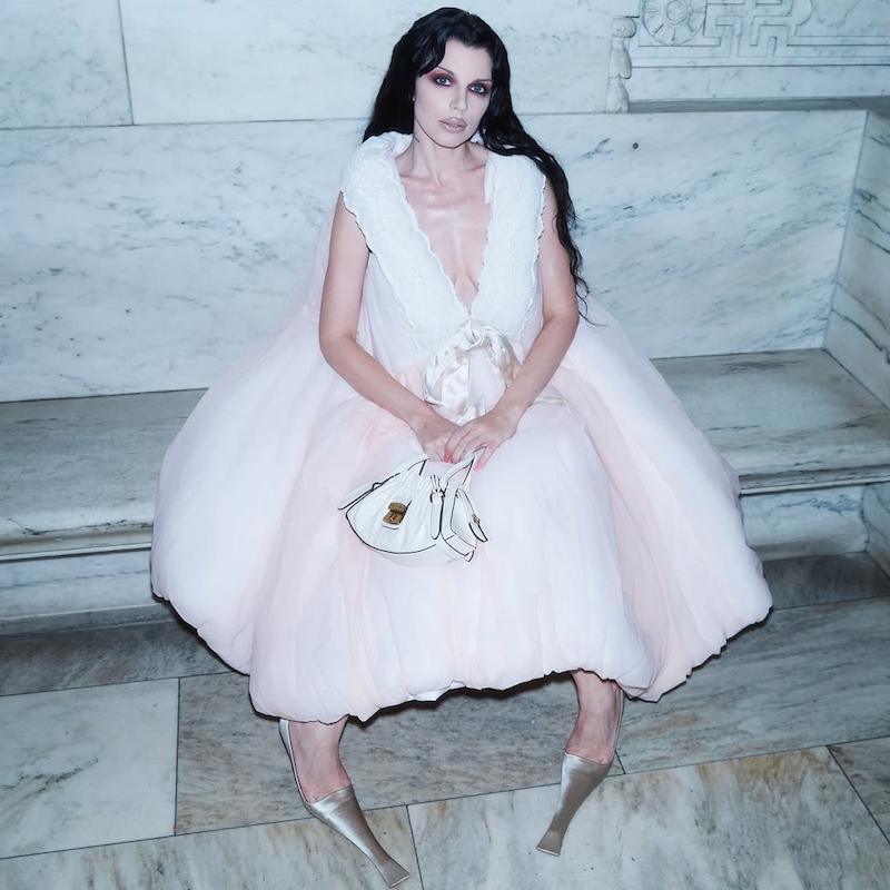 Julia Fox con The Cristina Bag de Marc Jacobs