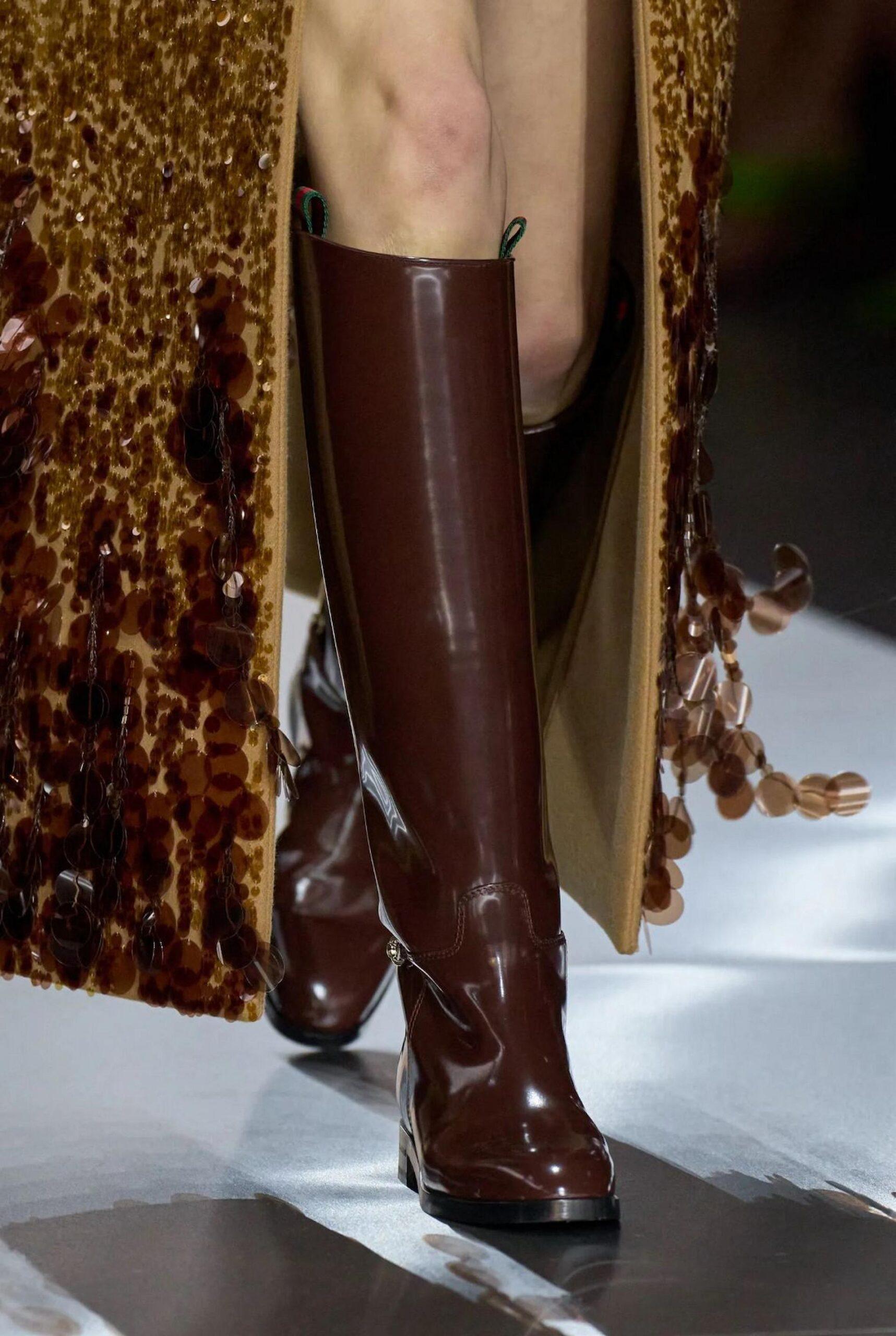 Botas de montar marrones presentadas por Gucci en su desfile FW24 Ready-to-Wear