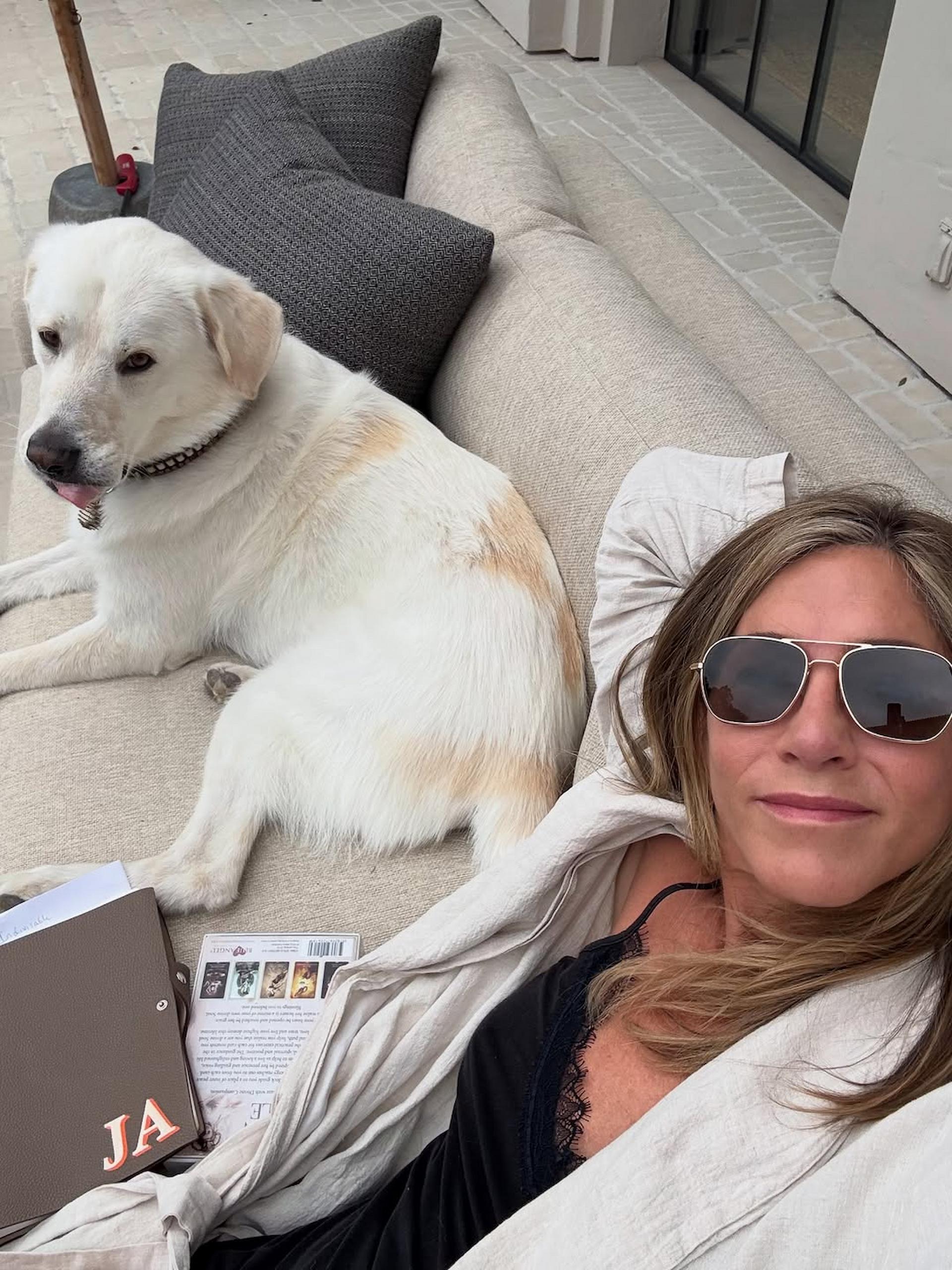 Por qué la manicura burgundy de Jennifer Aniston es nuestra nueva obsesión beauty. Imagen: @jenniferaniston
