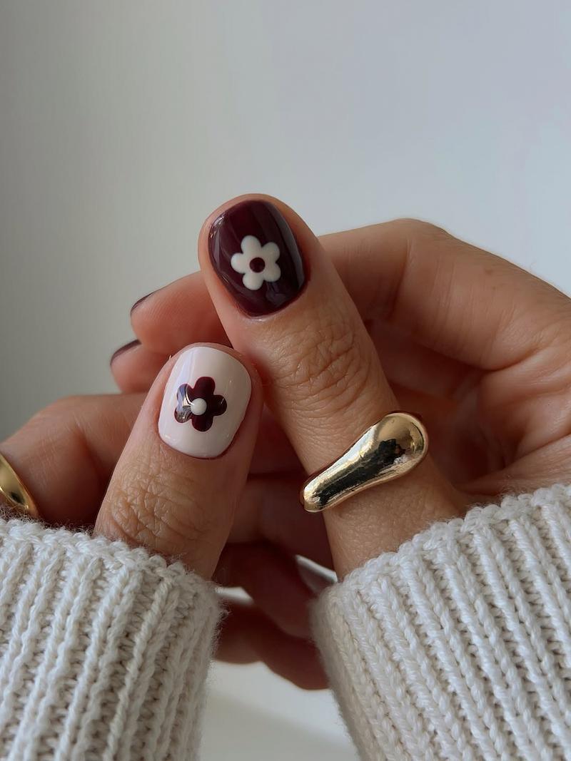 Manicura burgundy nail accent