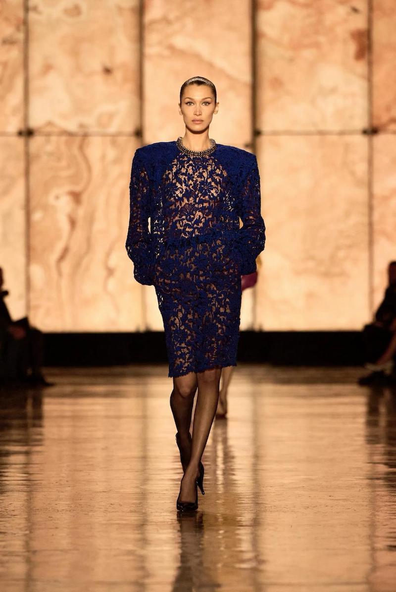 Bella Hadid en su desfile de Saint Laurent FW25 Ready-to-Wear con cejas finas