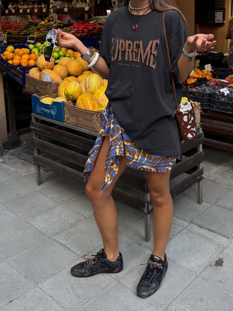 Olivia Hirst con zapatillas estilo dad shoes
