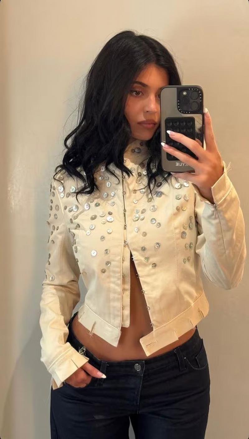 Kylie Jenner con chaqueta de Alexander McQueen 