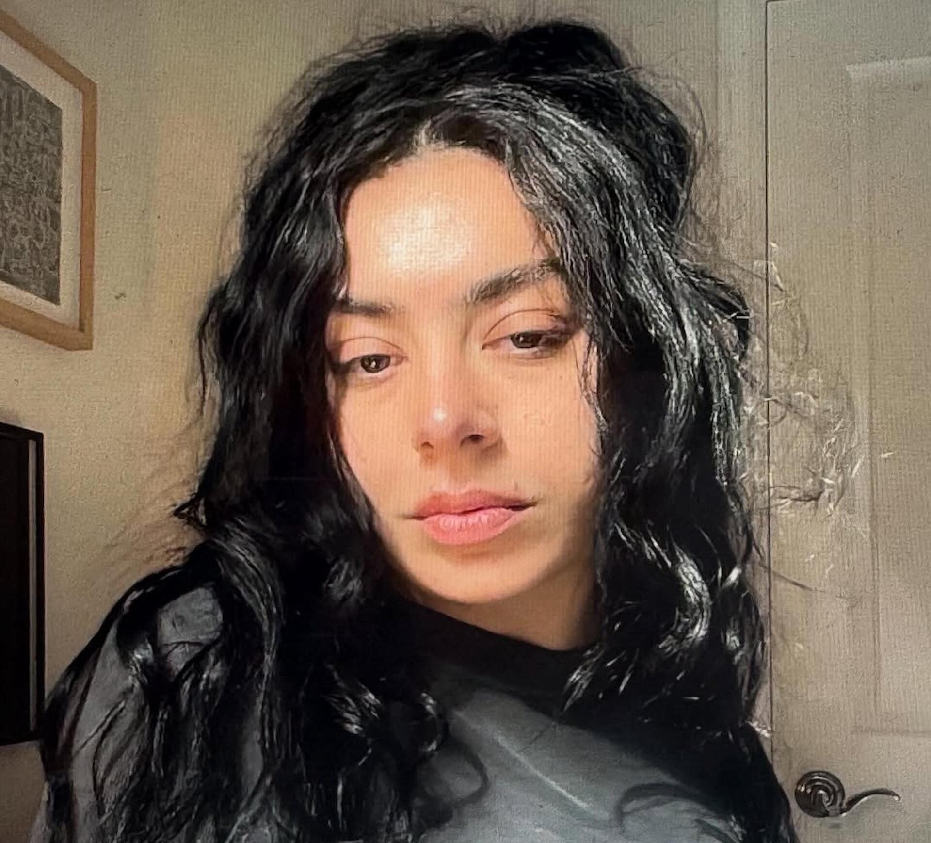 Charli XCX con «messy hair». Imagen: @charli_xcx