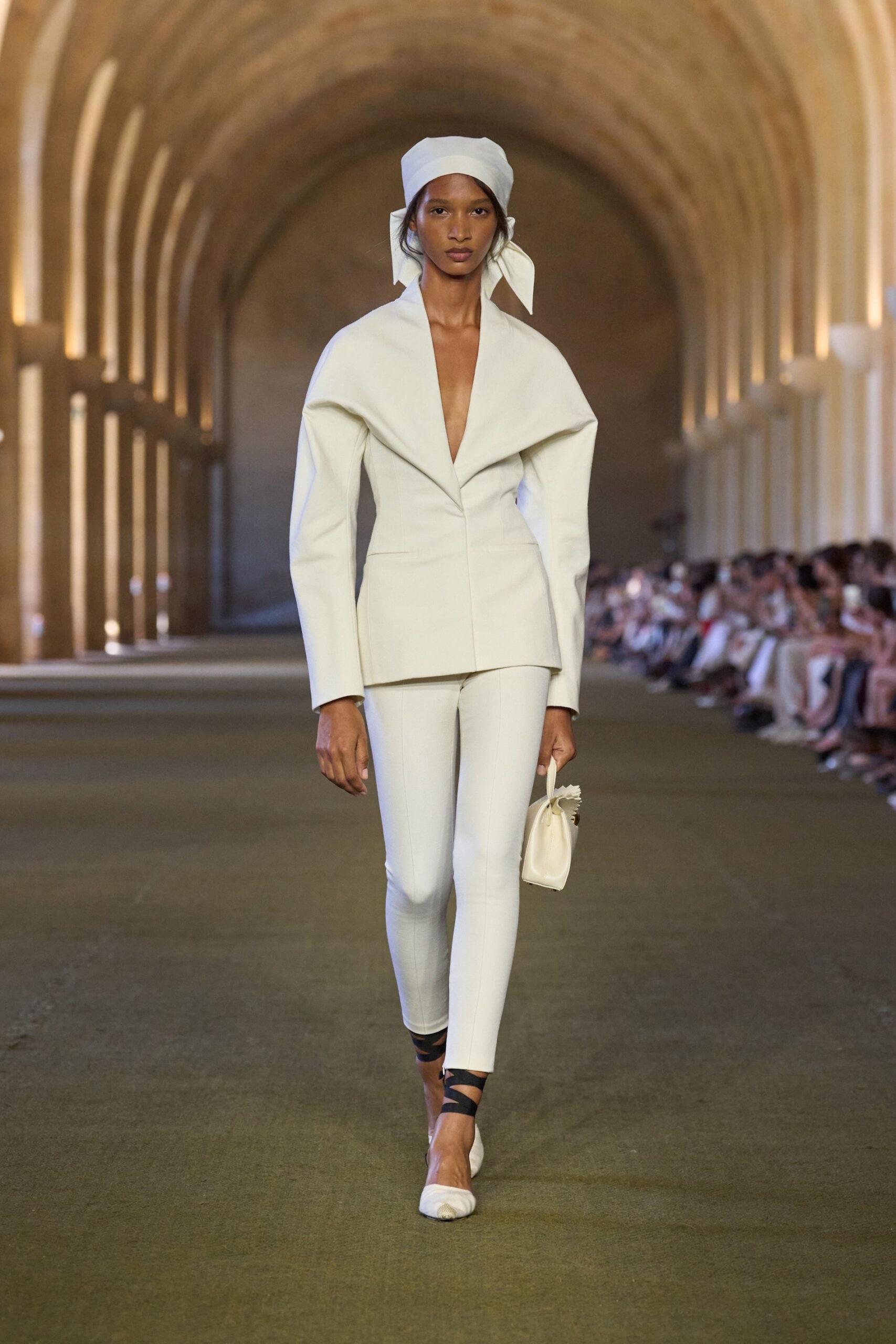 El estilo «preppy» se reinventa y así es cómo va a llevarse. Imagen: Jacquemus SS26. Cortesía de la firma.