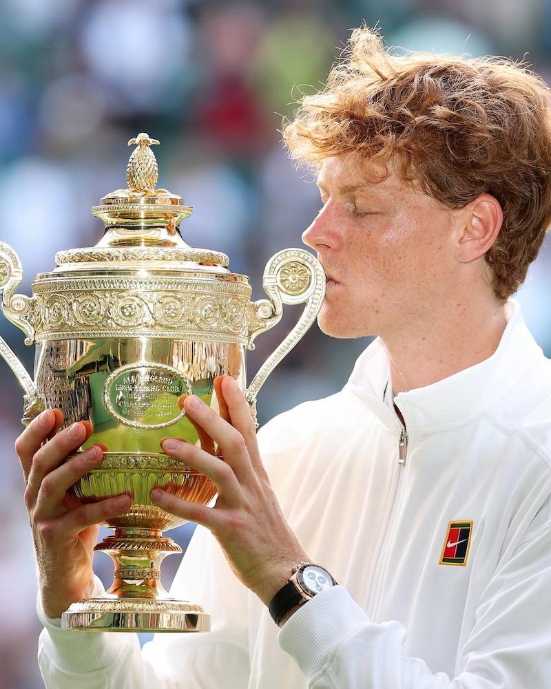 Sinner ganador de Wimbledon posando con Rolex.
