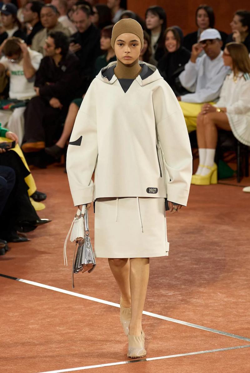 Bolso de tablas presentado por Lacoste en SS25 Ready-to-Wear