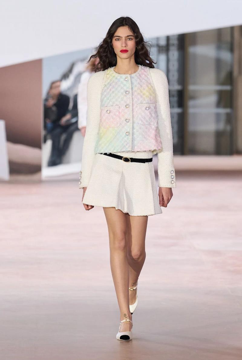 Falda de tablas blanca presentada por Chanel SS25 Couture