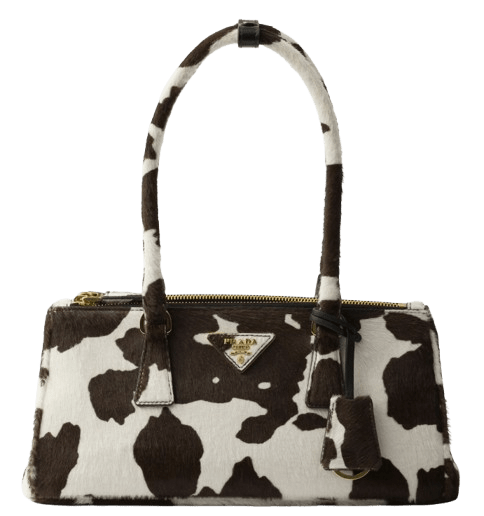 Bolso en estampado de vaca de Prada.