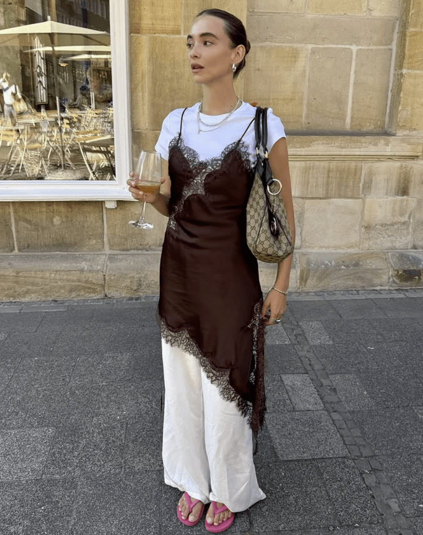 Look con vestido lencero.