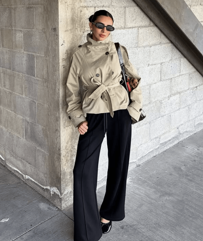 Gabardina crop de cuello alto de Bershka.