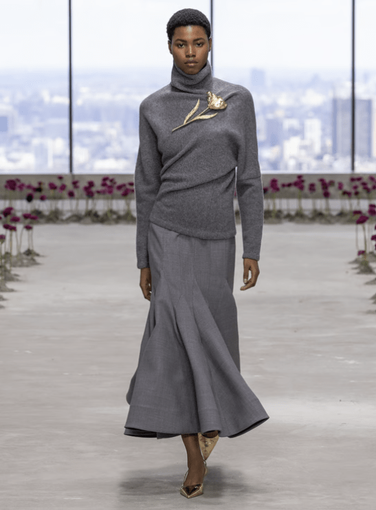 Look con broche visto en Carolina Herrera FW25