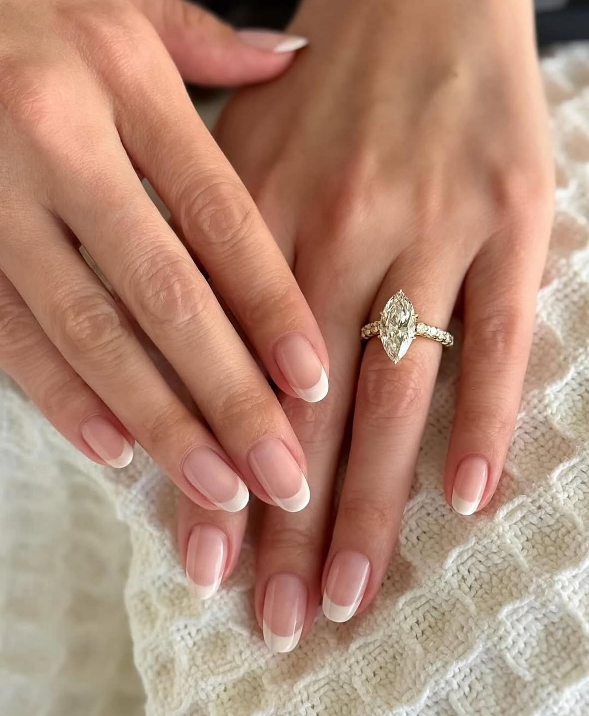 La «90’s french» es la manicura francesa que llevarás este otoño. Imagen: @tombachik