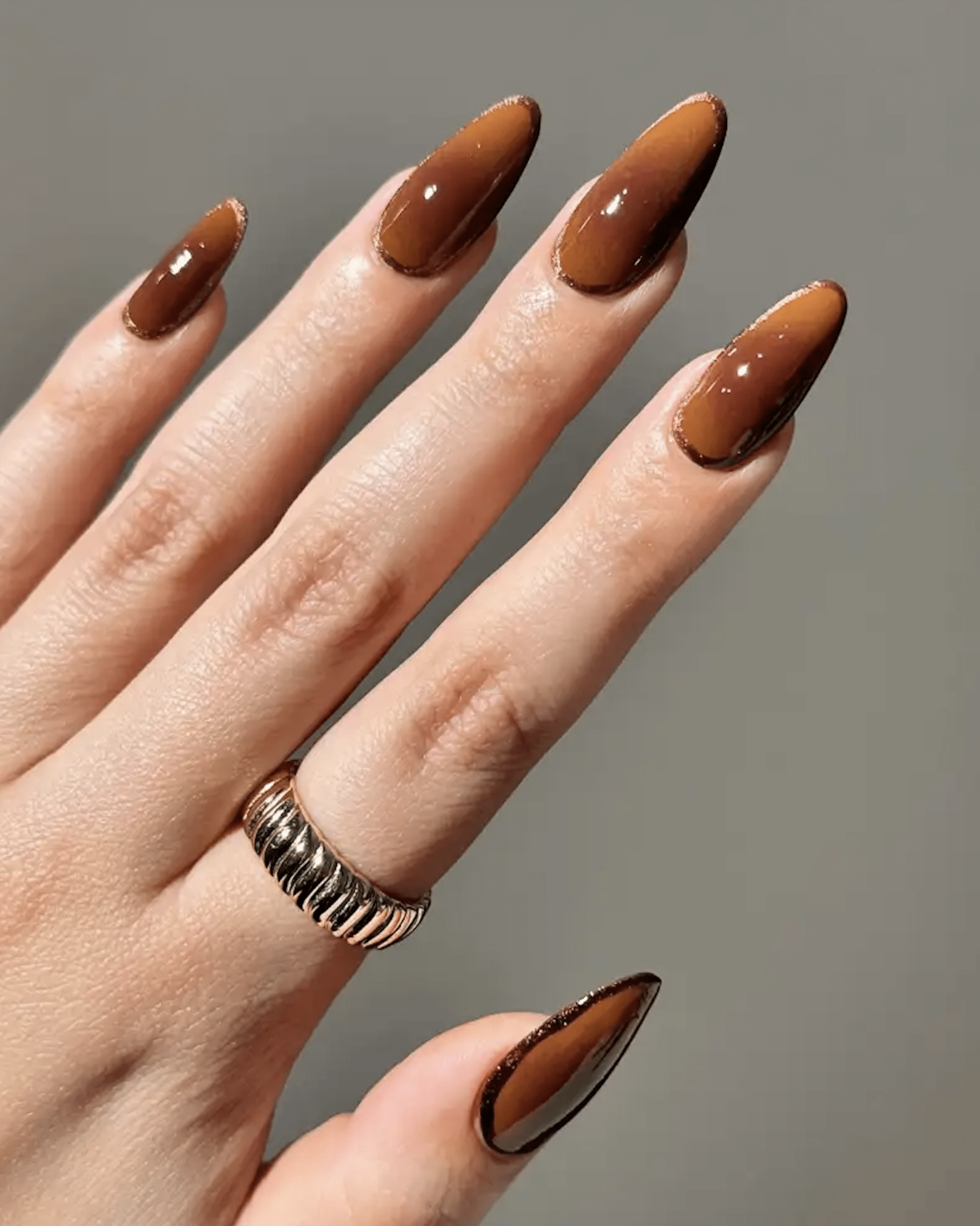 El maple es el color que llevarás este otoño en tus uñas. Imagen: @avrnailswatches