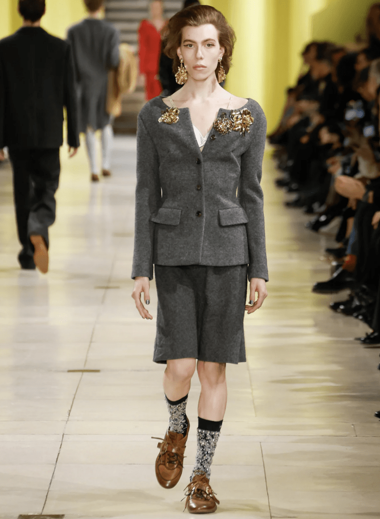 Look con broche visto en Loewe FW25