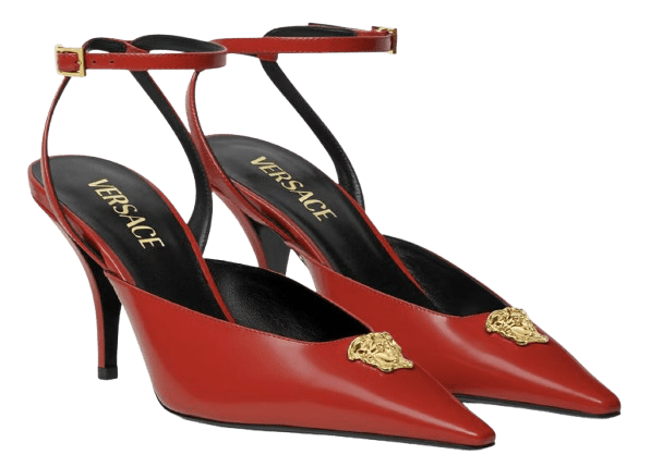 Zapatos de salón con pulsera La Medusa de Versace.