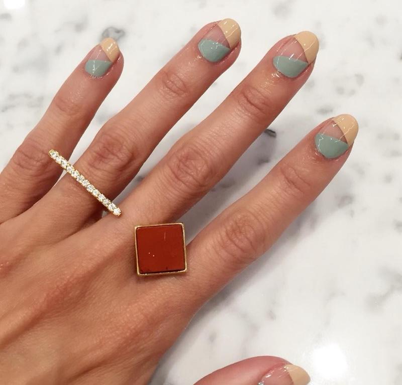 Uñas geométricas en turquesa y beige