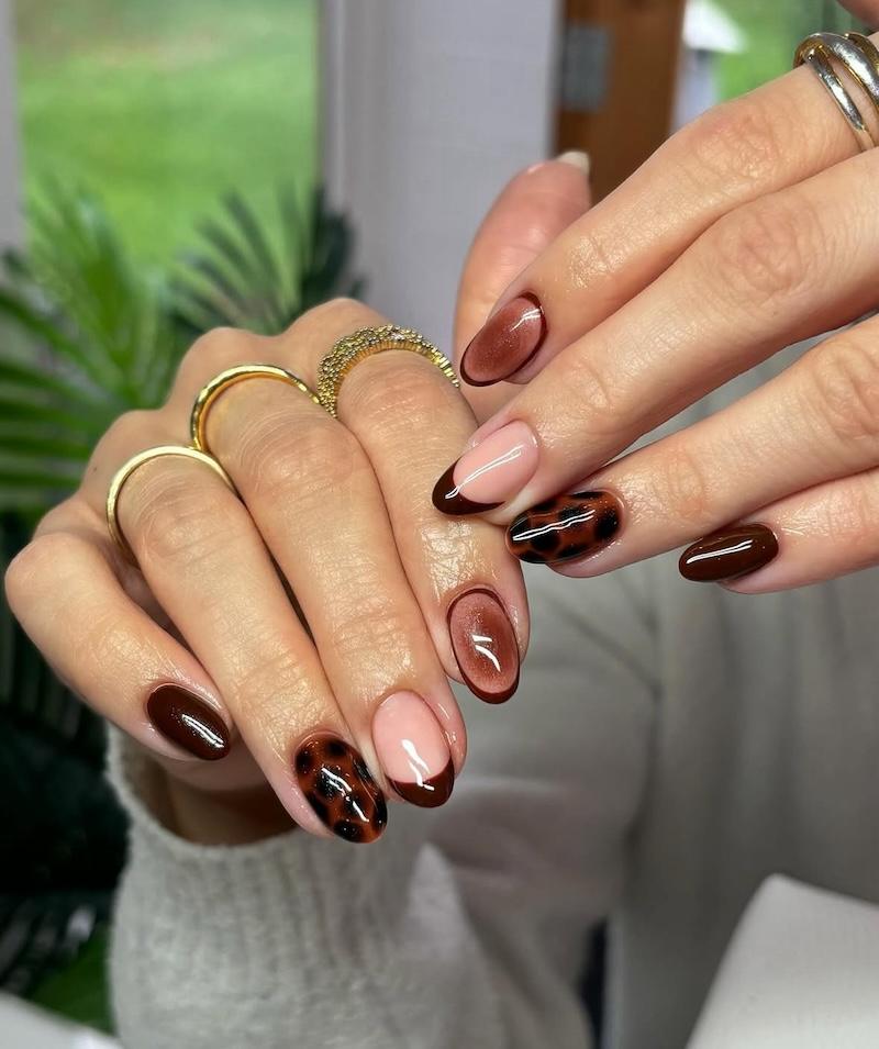 Uñas en marrón