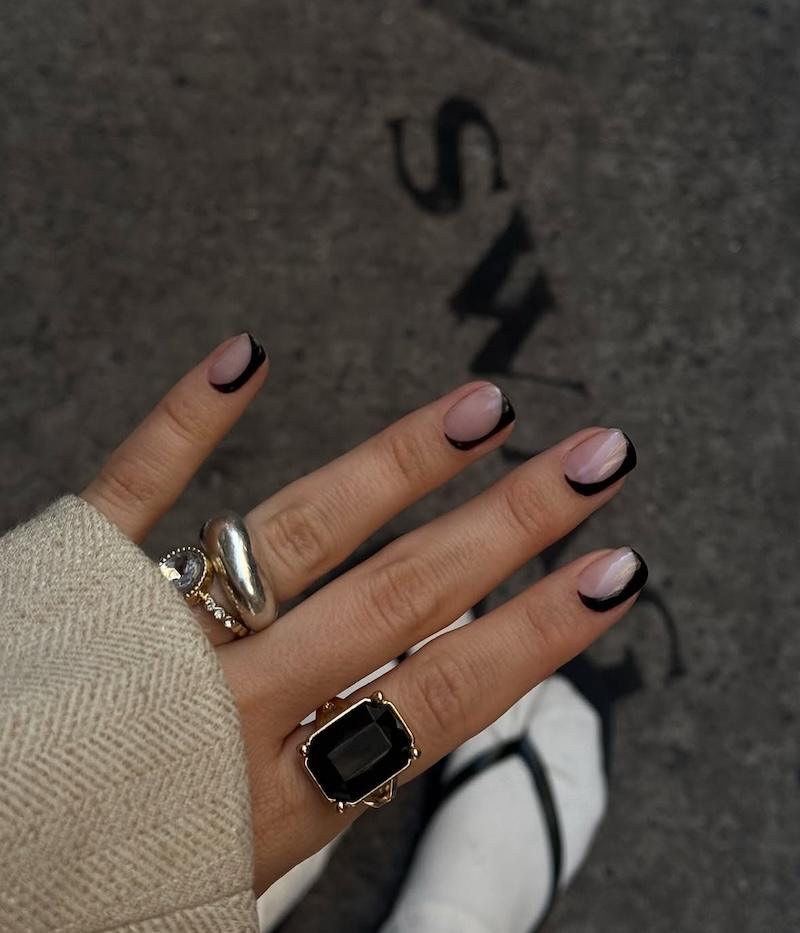 Uñas negras con media luna