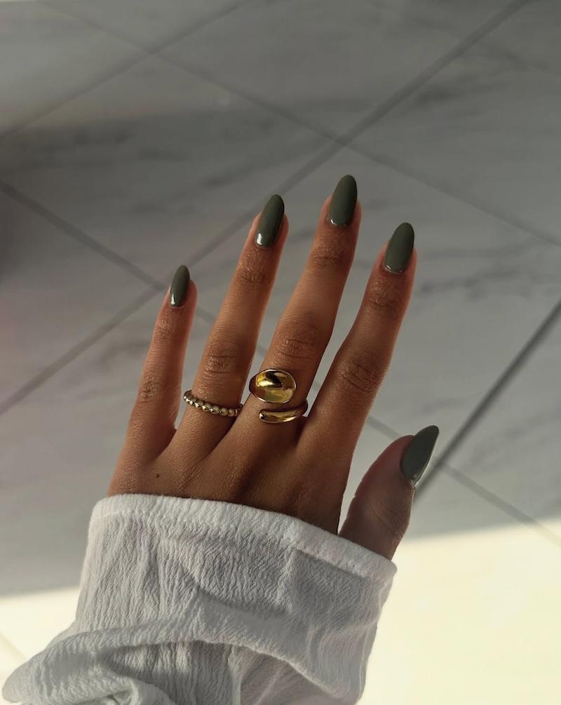 Uñas en verde oscuro