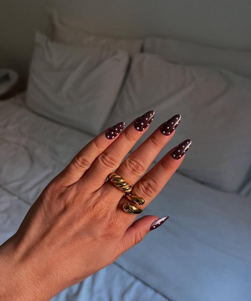 Uñas marrones con polka dots