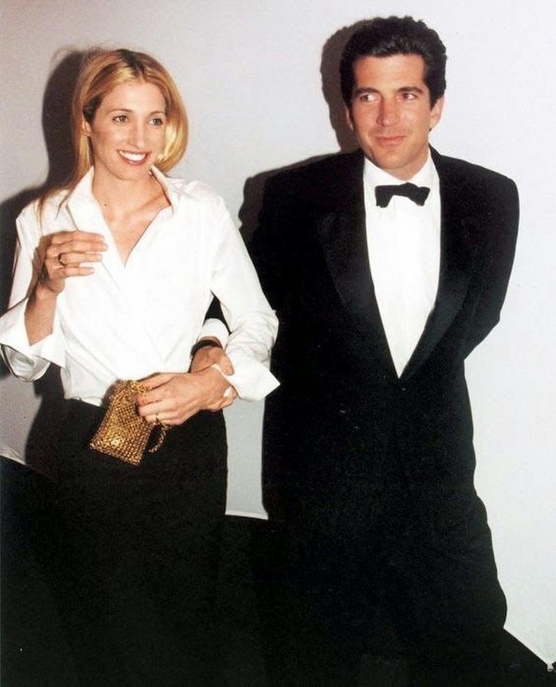 Carolyn Bessette Kenedy y John F. Kennedy Jr. Cortesía de «CBK: A Life in Fasion», Sunita Kumar Nair (2023).