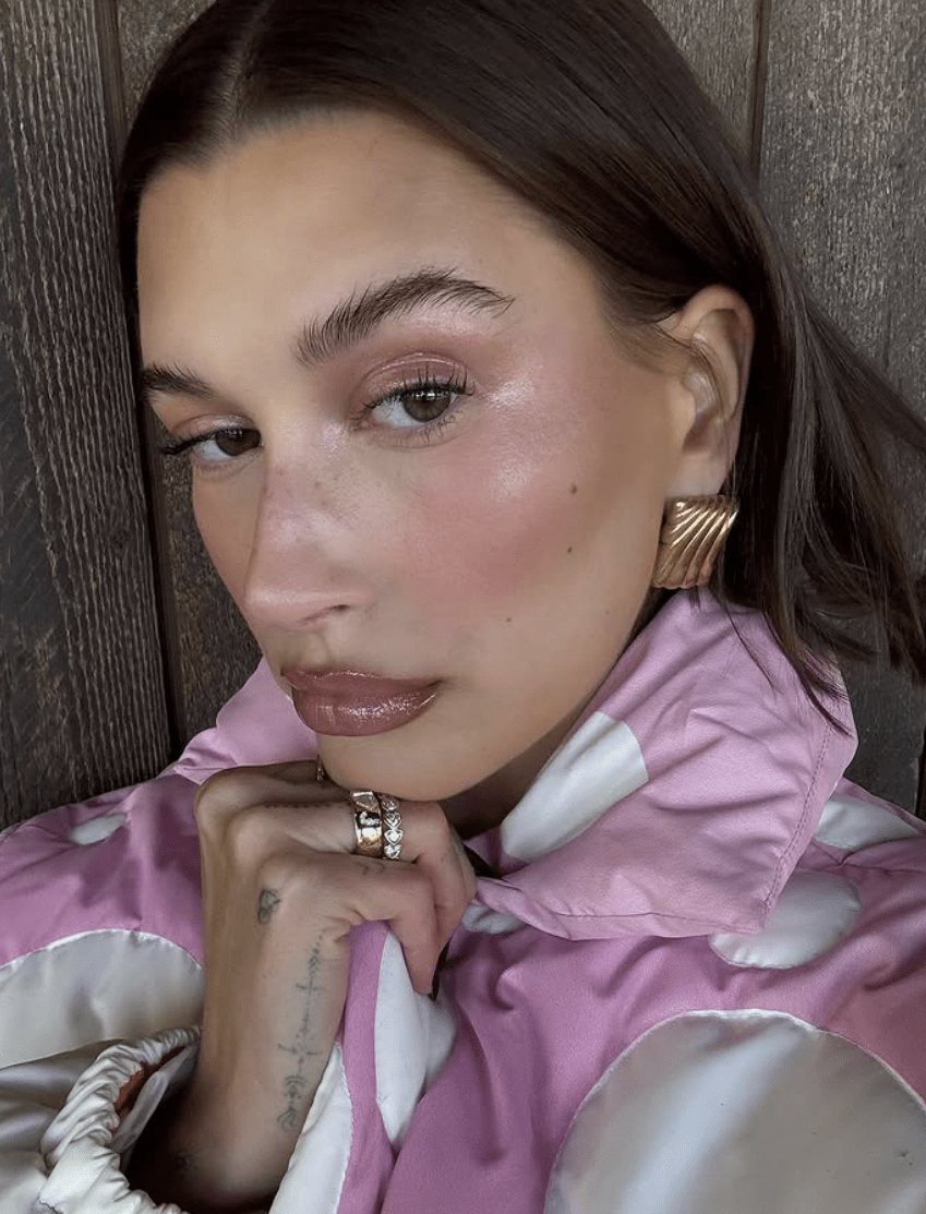 Cara hidratada de Hailey Bieber.