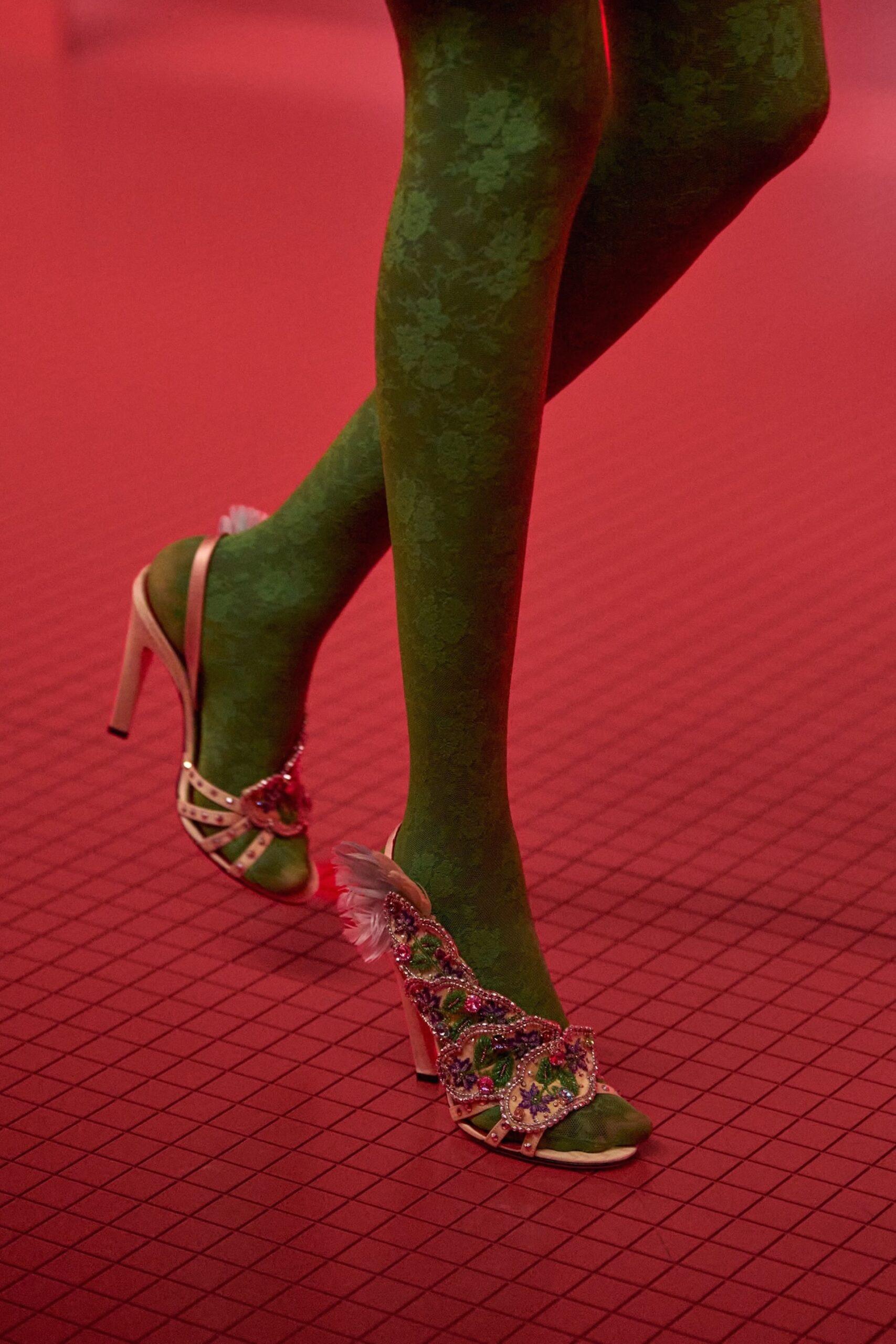 Las medias de colores se convertirán en el accesorio central este invierno. Imagen: Cortesía de Valentino.