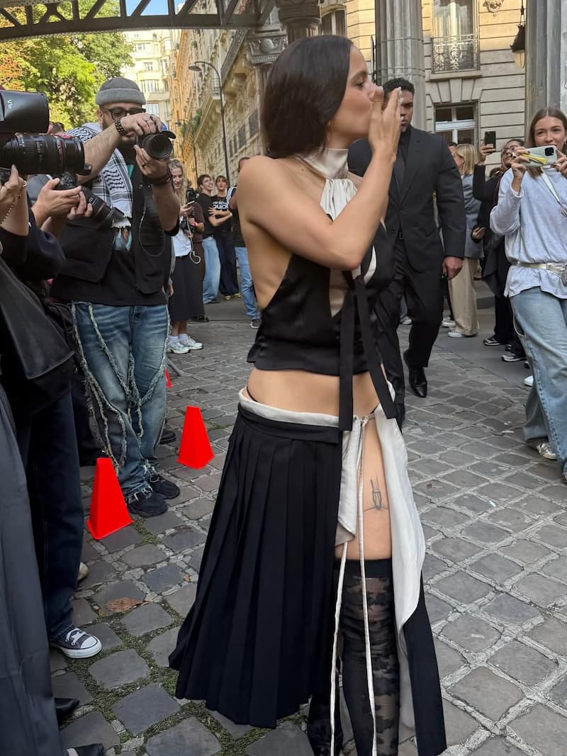 Look de Rosalía en la París Fashion Week en el desfile de Julie Kegels SS26.