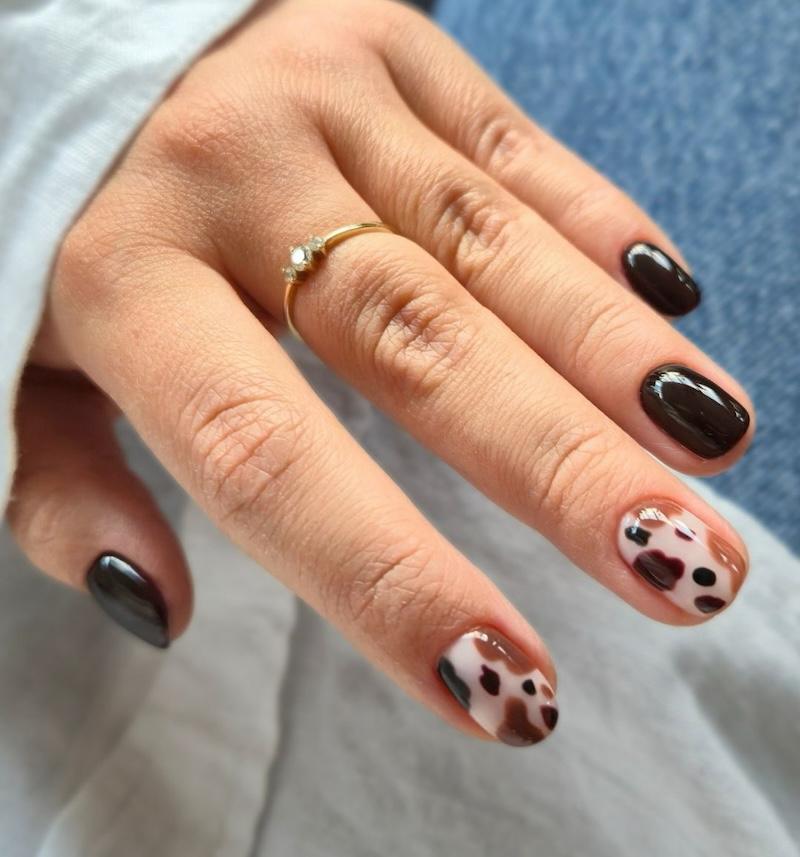 Uñas cortas con dibujo de cow print