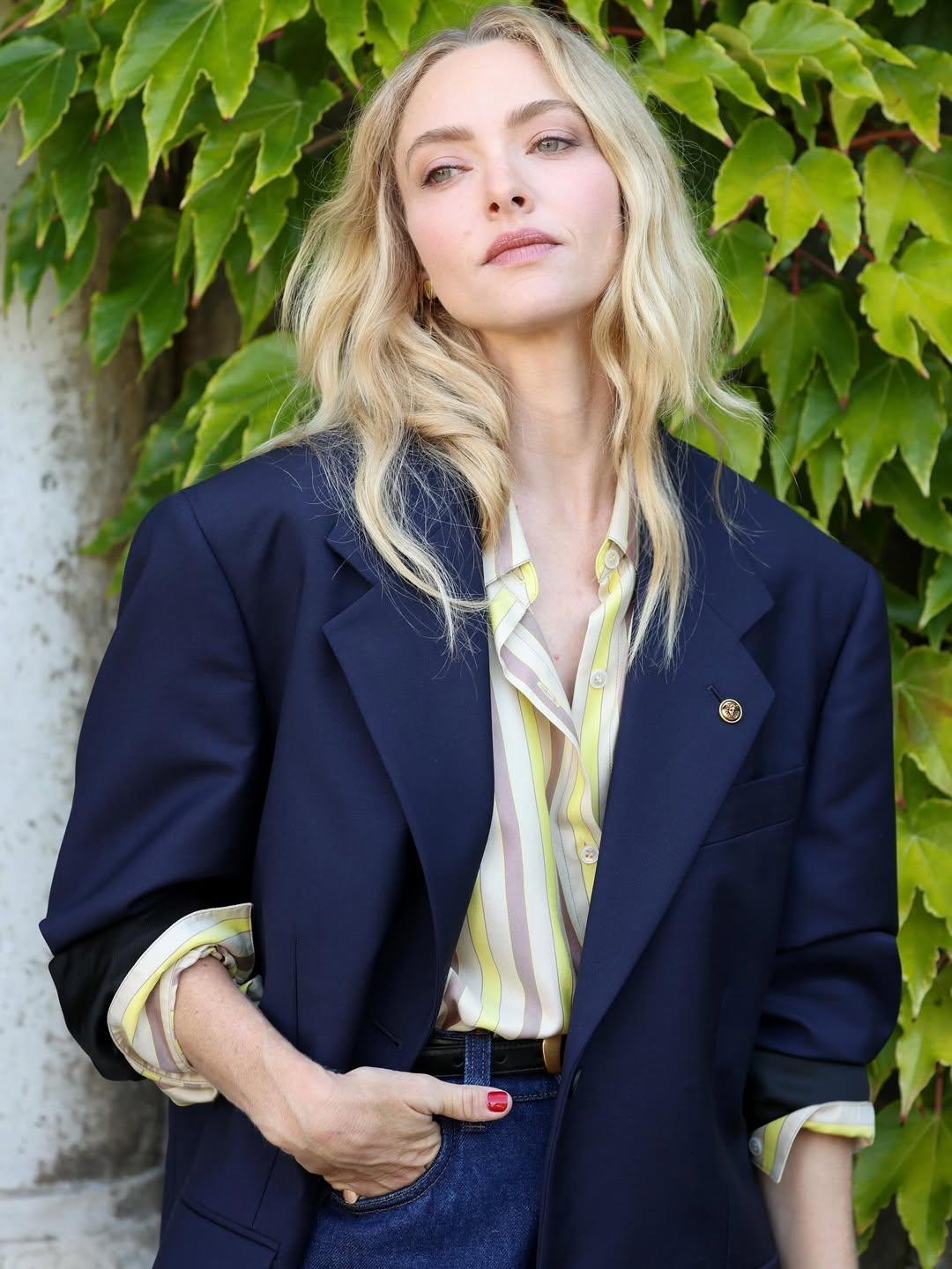 Amanda Seyfried en Versace durante el Festival de Venecia