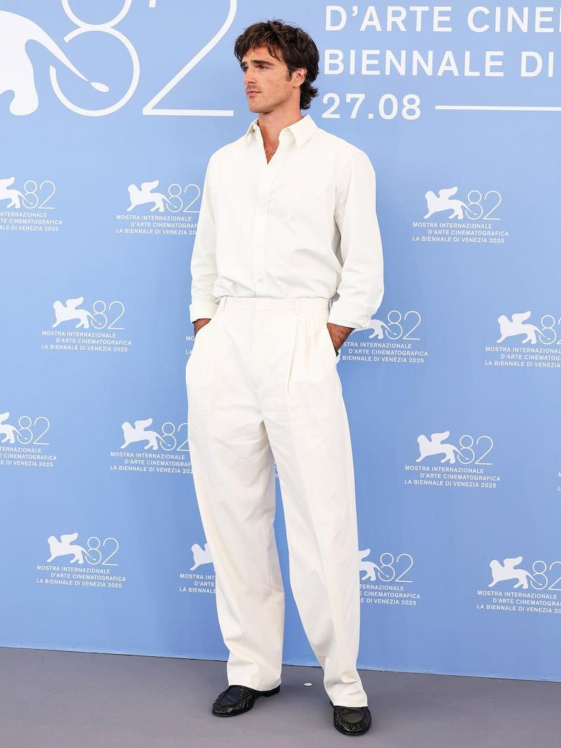 Jacob Elordi en Bottega Veneta durante el Festival de Venecia