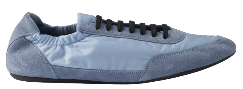 Zapatilla satinada de Prada.