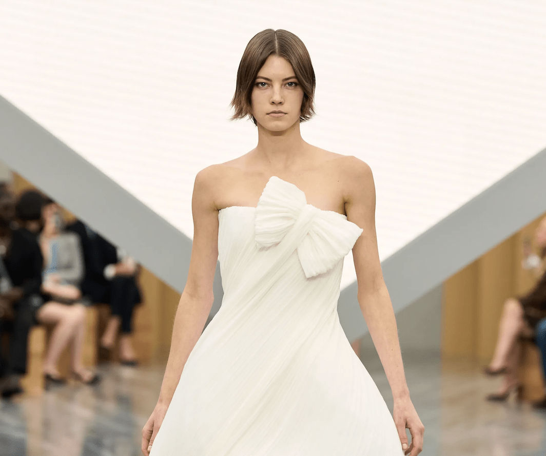 Este otoño no pueden faltar en tu armario prendas con lazos XXL. Imagen: Dior SS26.